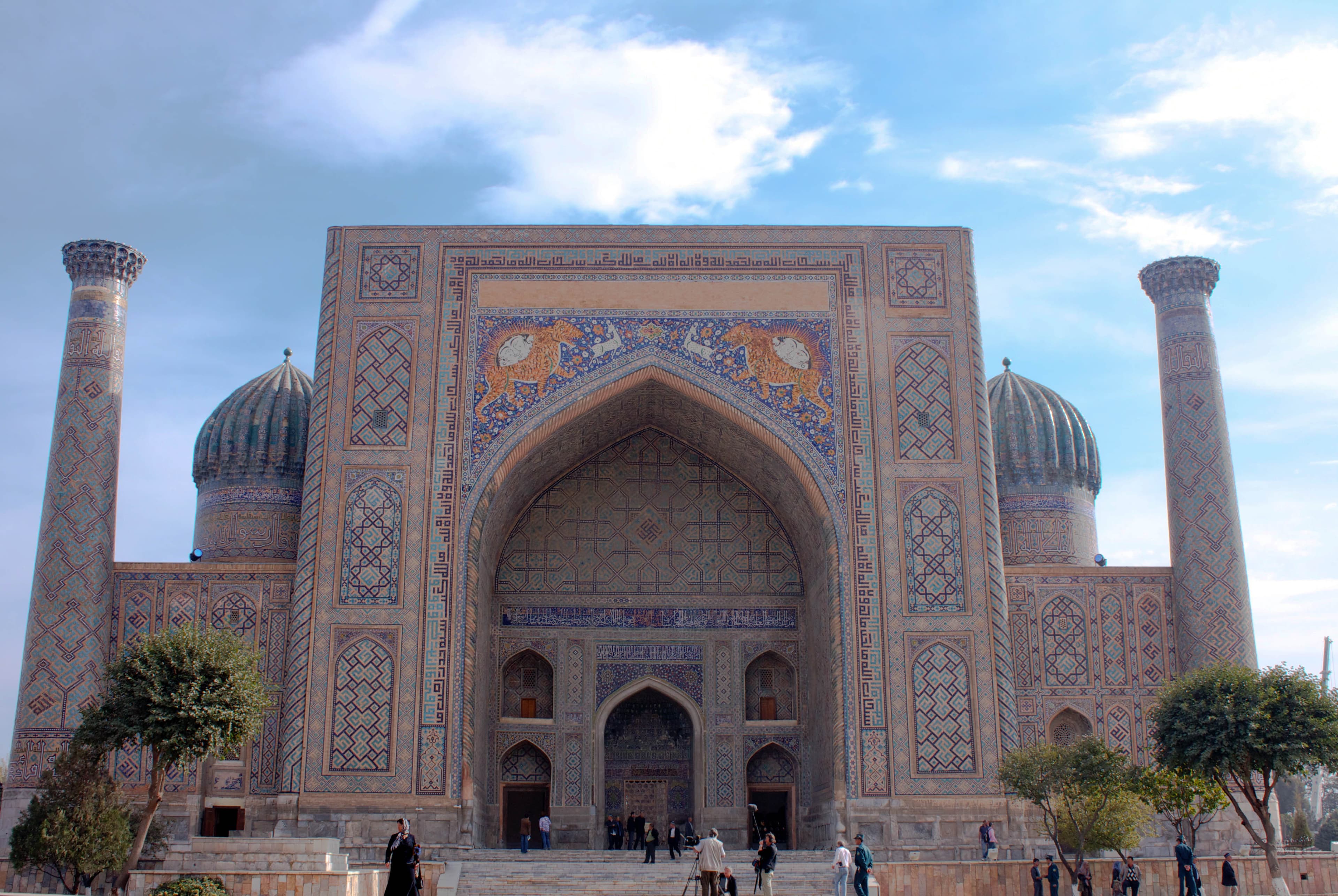 Front of Sher-Dor Madrasa, with paired animal and sun mosaics above the pointed arch