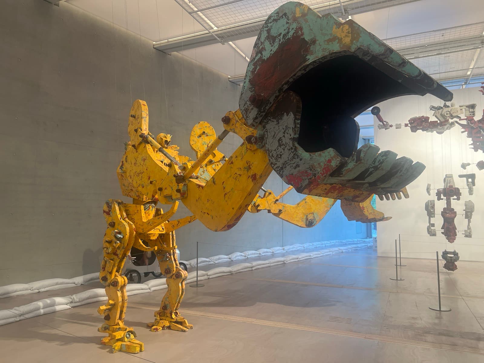 《擎土》现场照片:黄色机械形态向外伸展,前方为带有斑驳色彩的开口